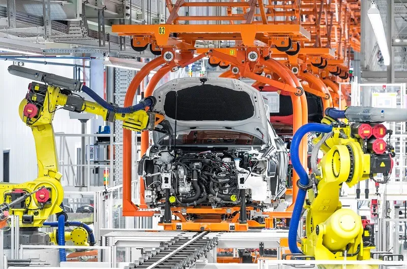 Robot hàn là gì? Ứng dụng của robot hàn trong dây chuyền sản xuất ôtô